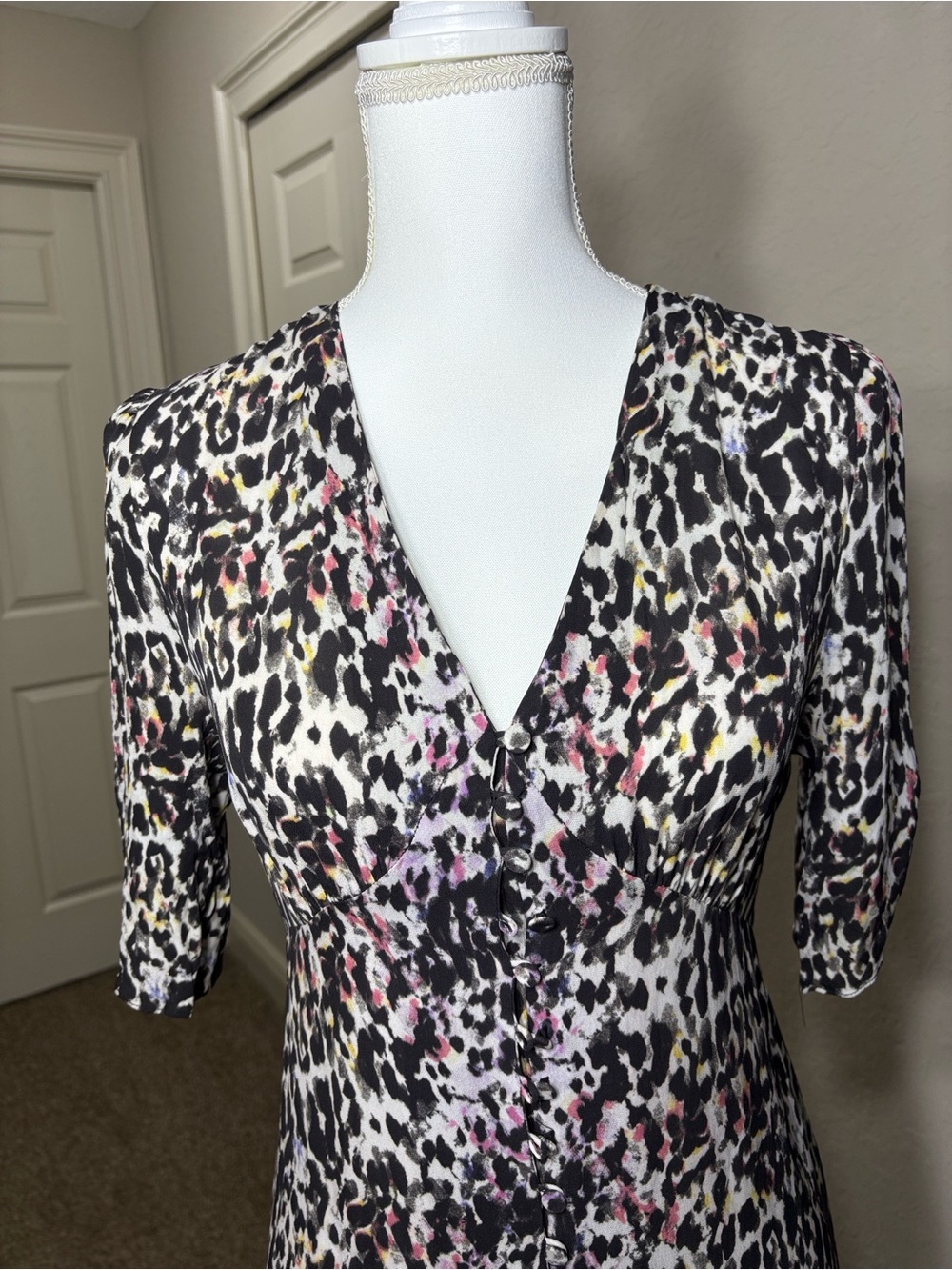 AllSaints Button-Front Printed Maxi Dress Animal Print V-Neck w/ Side Slits M - Picture 3 of 9
